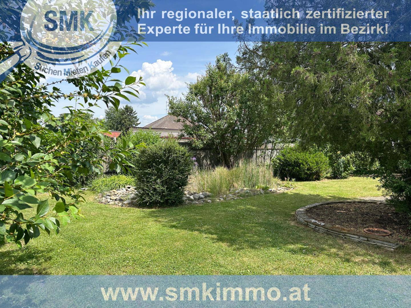 Gepflegter Garten mit Teich, Rasen und verschiedenen Pflanzen.