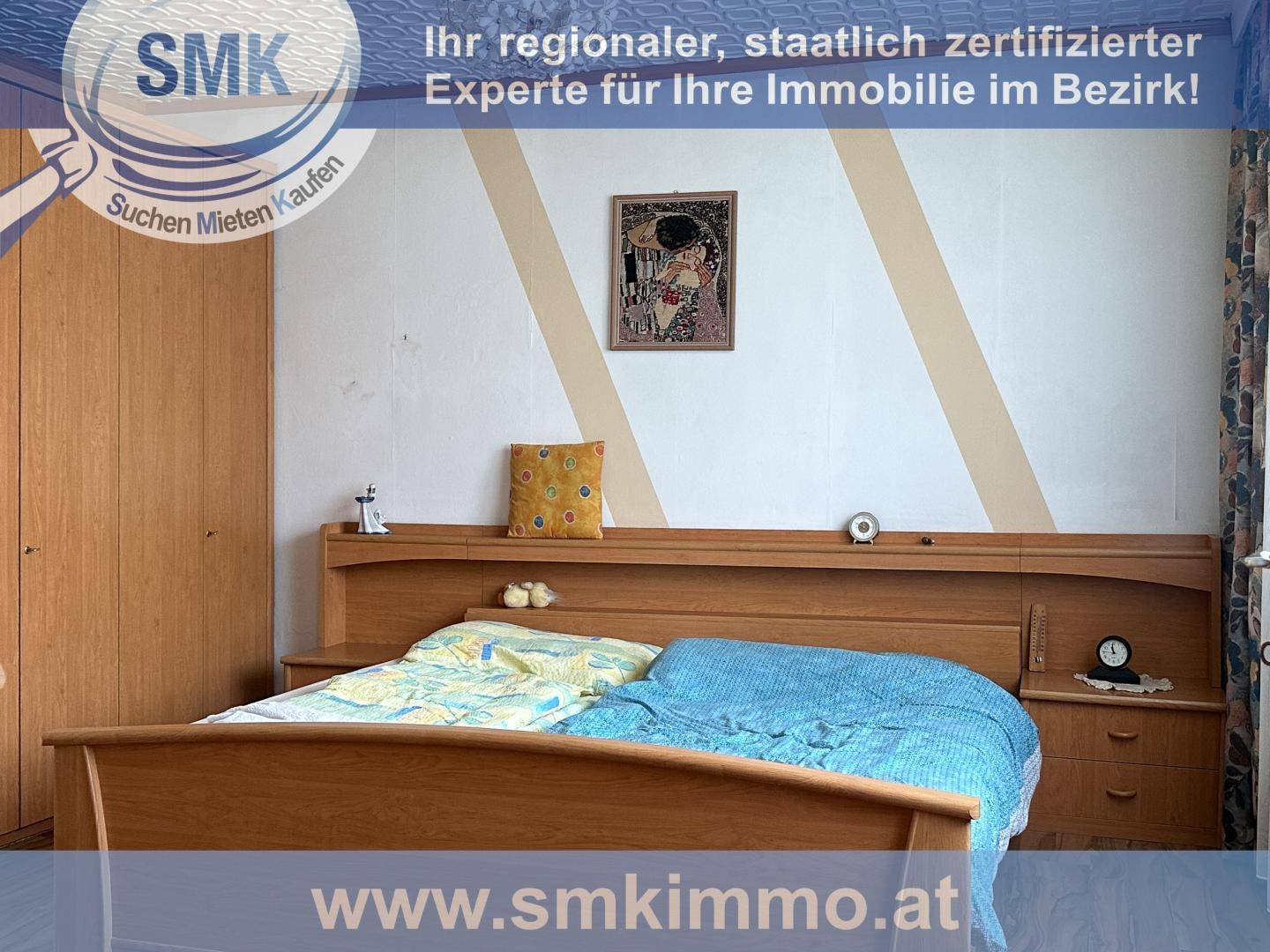 Schlafzimmer mit Doppelbett, Holzmöbeln und Einbauschränken.