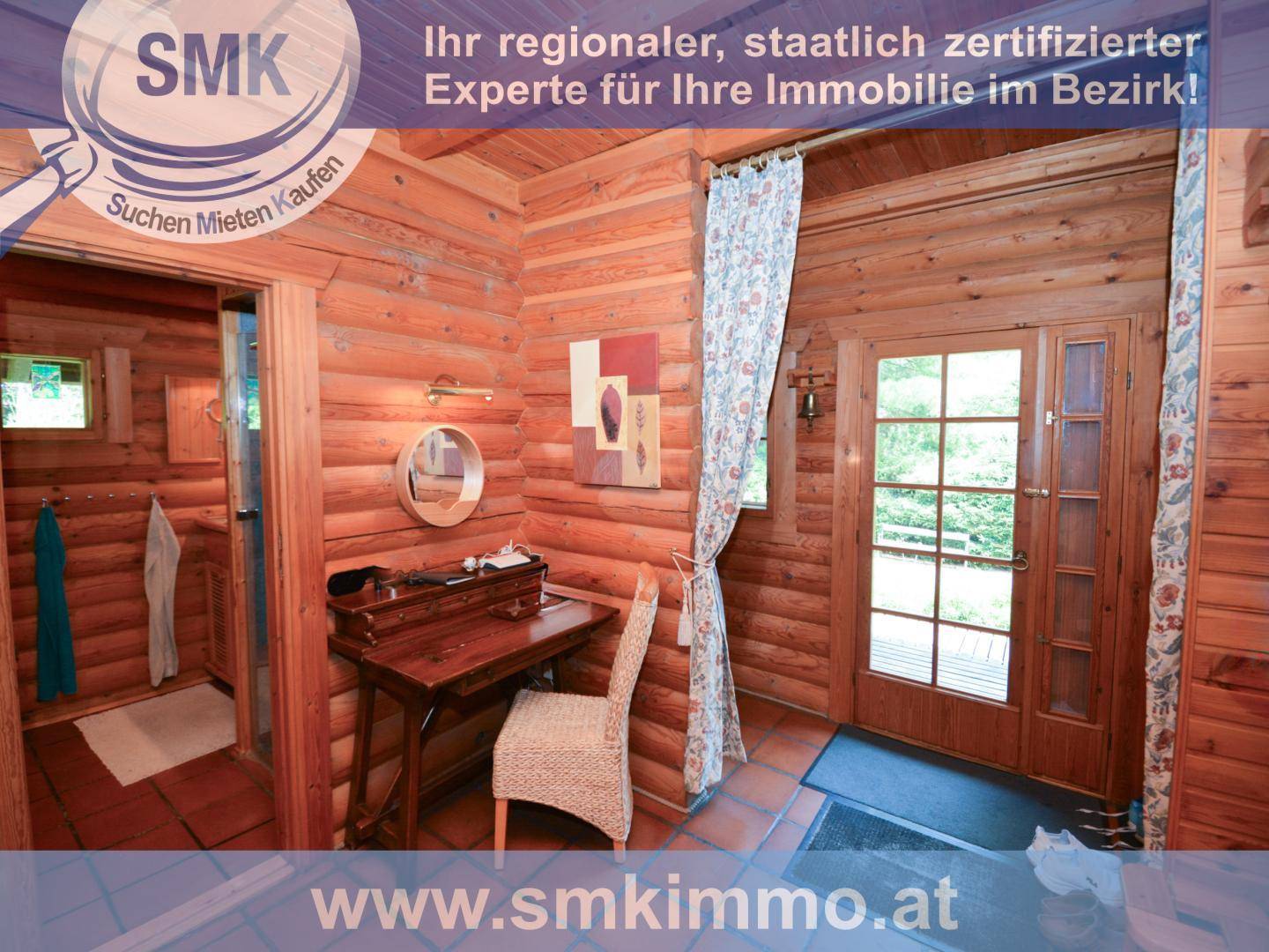 Rustikaler Eingangsbereich mit Holzwänden, Terrakottafliesen und einem kleinen Schreibtisch.