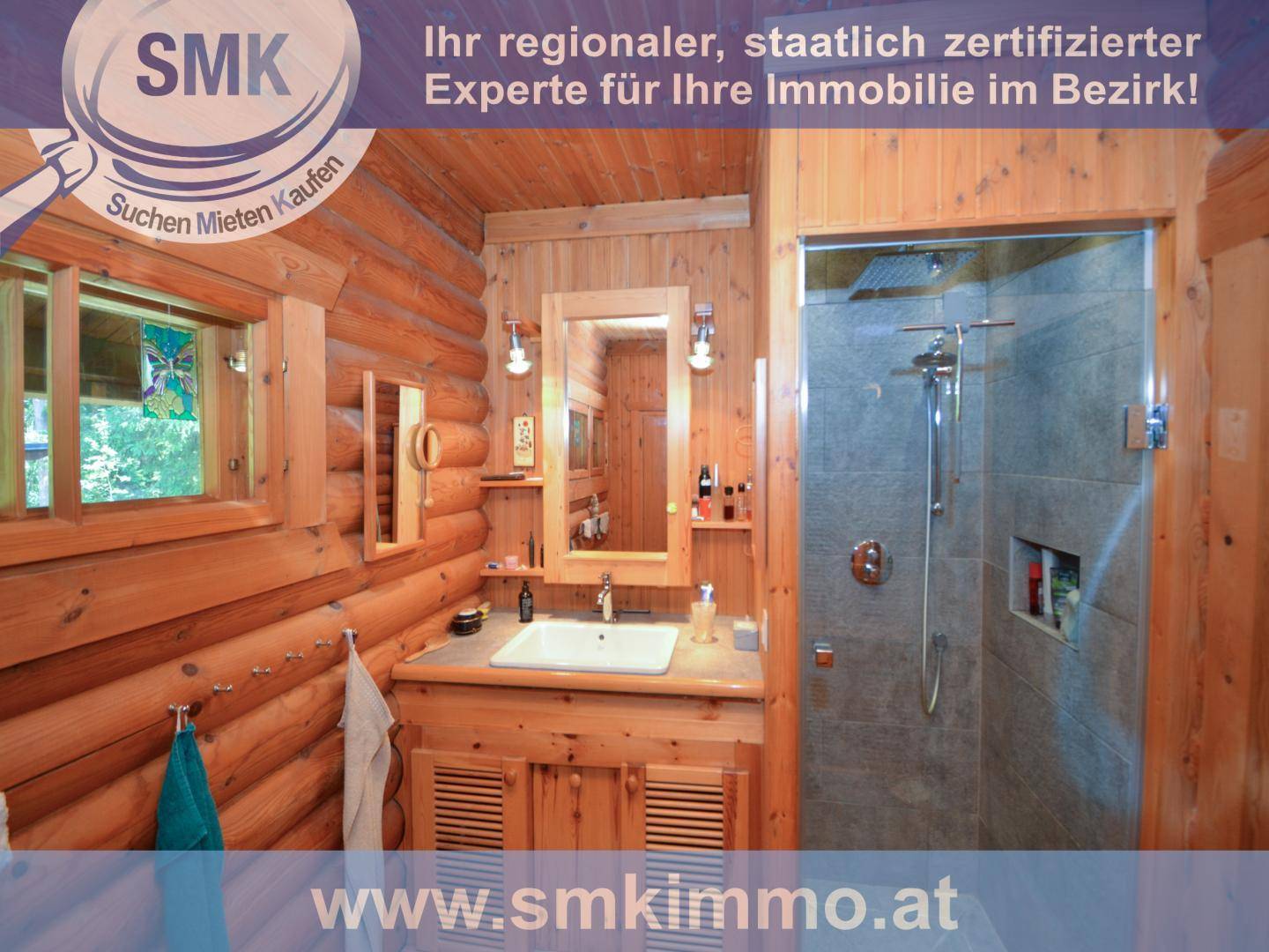 Rustikales Badezimmer mit Holzwänden, Einzelwaschbecken und moderner begehbarer Dusche.