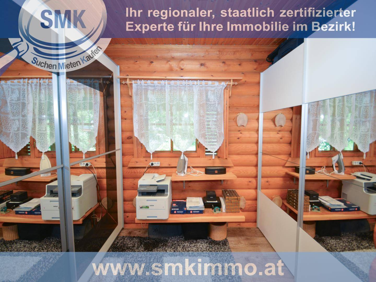 Arbeitszimmer mit Holzwänden, Regalen und Büromaterial, ideal für Home-Office.