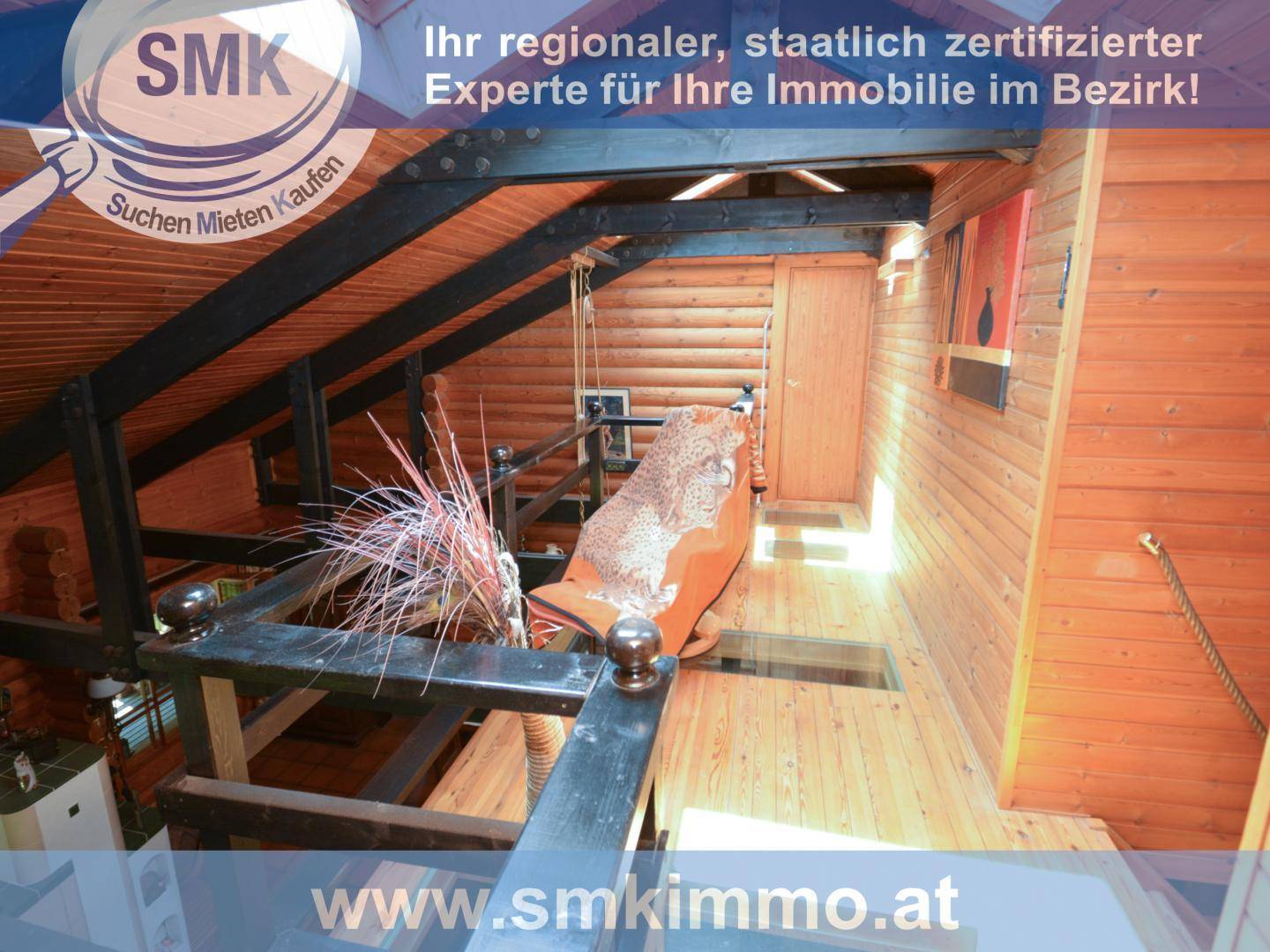 Offene Galerie im Obergeschoss mit Holzboden und sichtbaren Dachbalken.