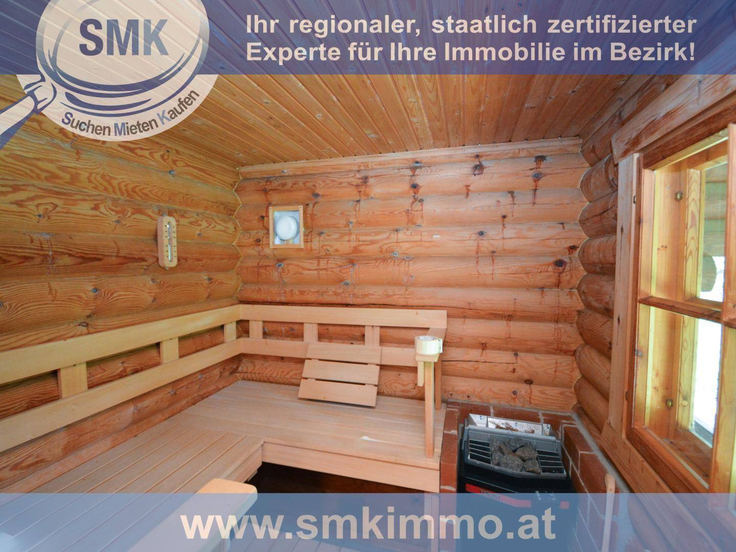 Gemütliche Holzsauna mit Bänken und Saunaofen für entspannende Momente.