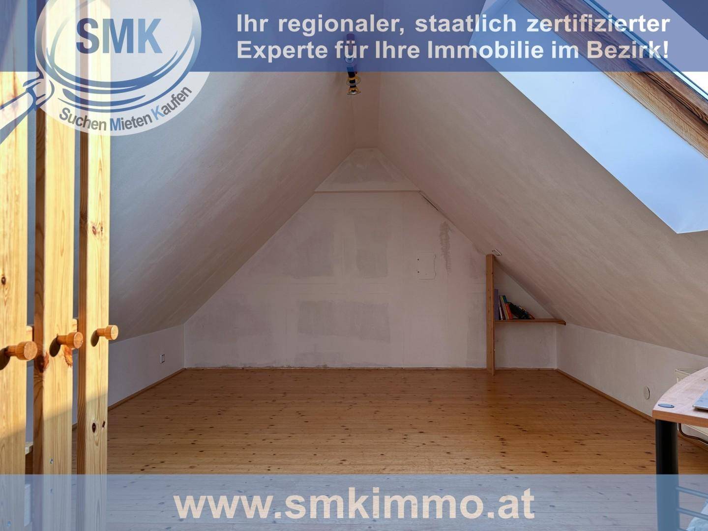Leerer Dachbodenraum mit Holzboden und charakteristischen Dachschrägen.