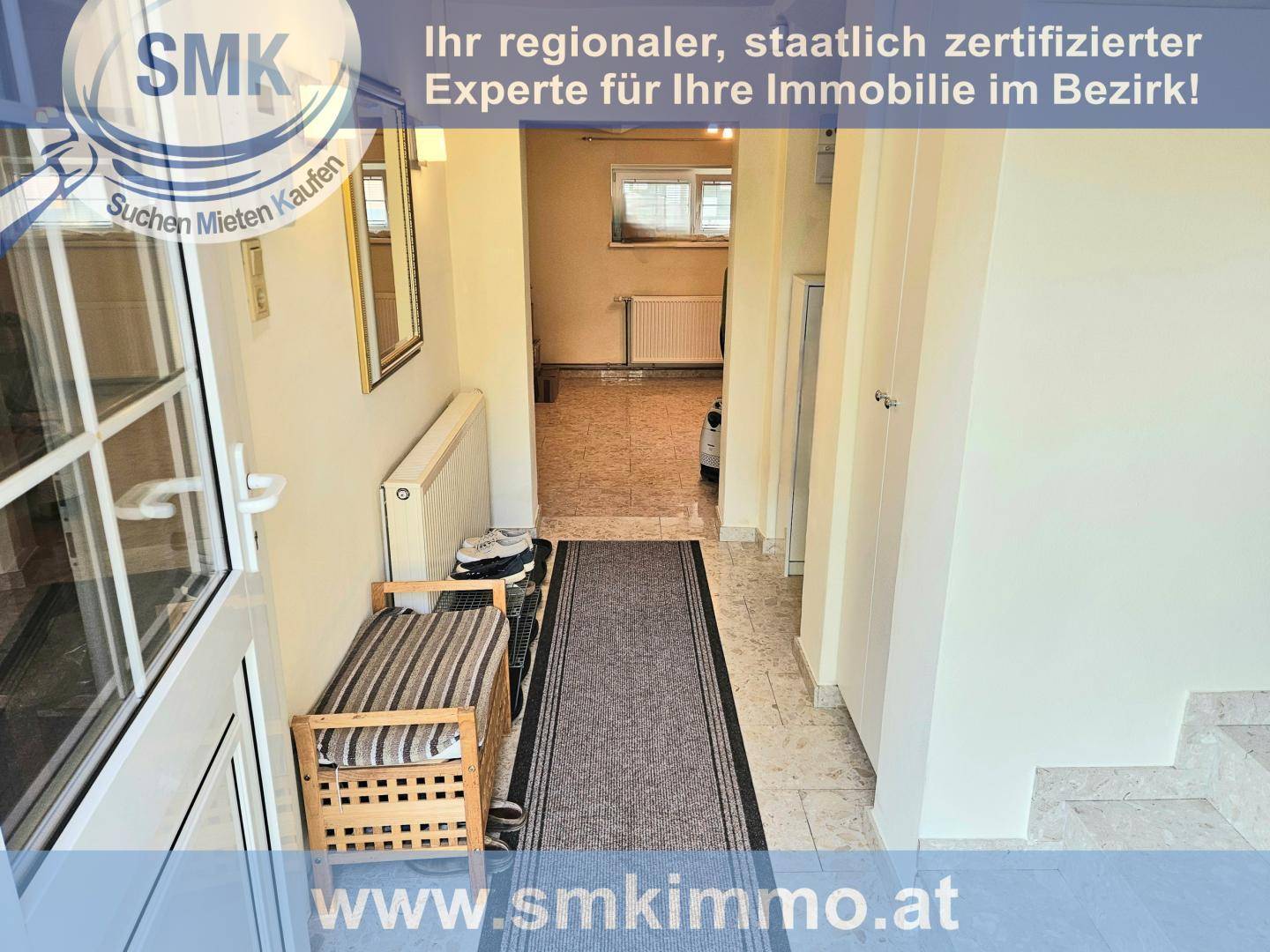 Heller Eingangsbereich mit Fliesenboden, Garderobe und Zugang zu weiteren Räumen.