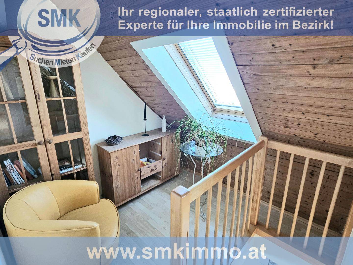 Gemütlicher Dachbodenbereich mit Holzverkleidung, Dachfenster und Stauraum.