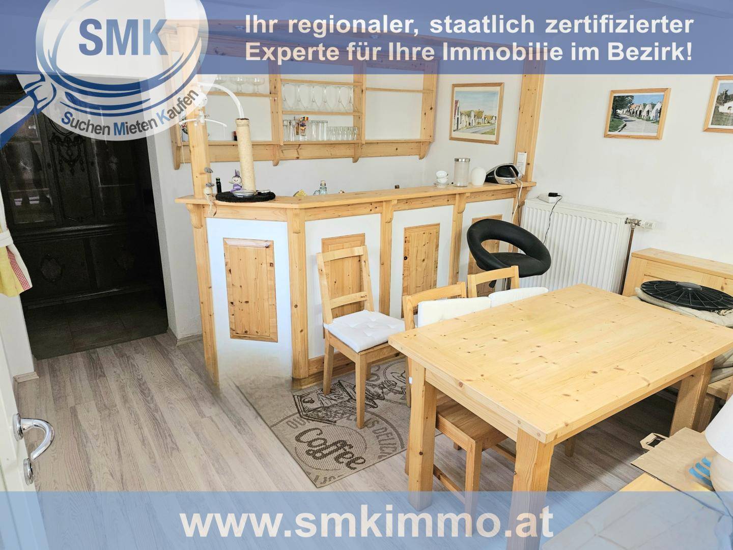 Rustikaler Essbereich mit Holztisch, Stühlen und einer kleinen Bar.