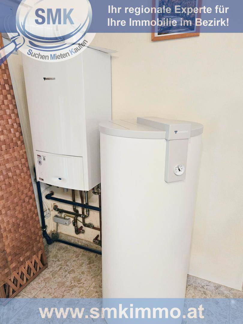 Hauswirtschaftsraum mit Heizungsanlage und Warmwasserspeicher.