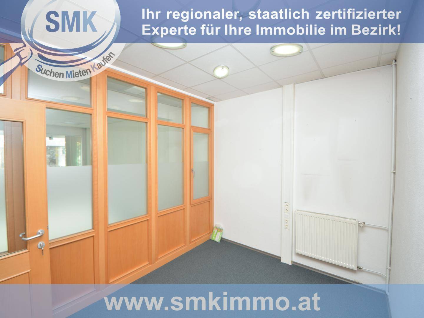 Innenraum mit Holztrennwänden und Milchglas, dunklem Teppichboden und Heizkörper an der Wand.