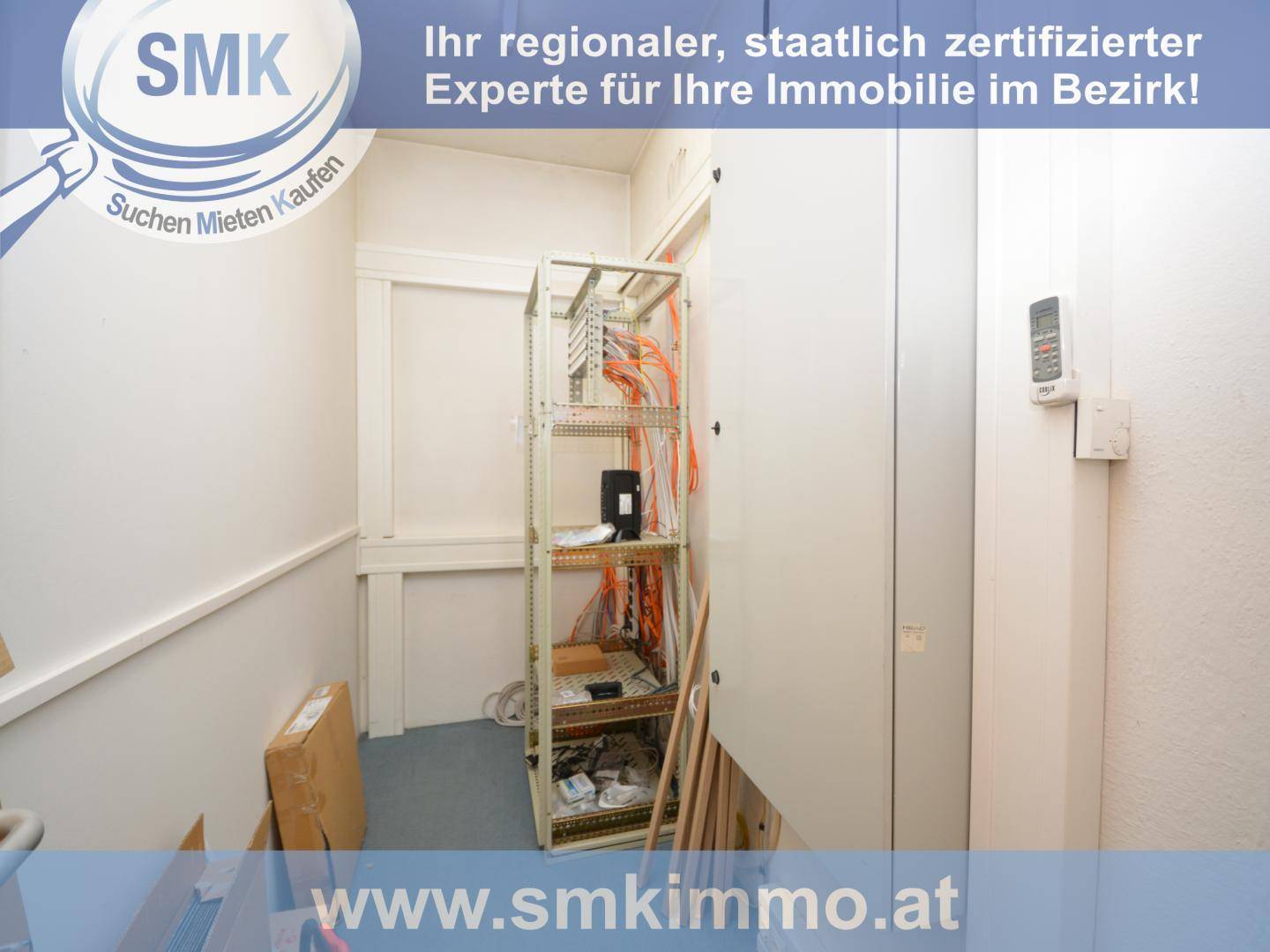 Kleiner Abstellraum mit Regalen für Kabel und technische Ausrüstung, gut organisiert.