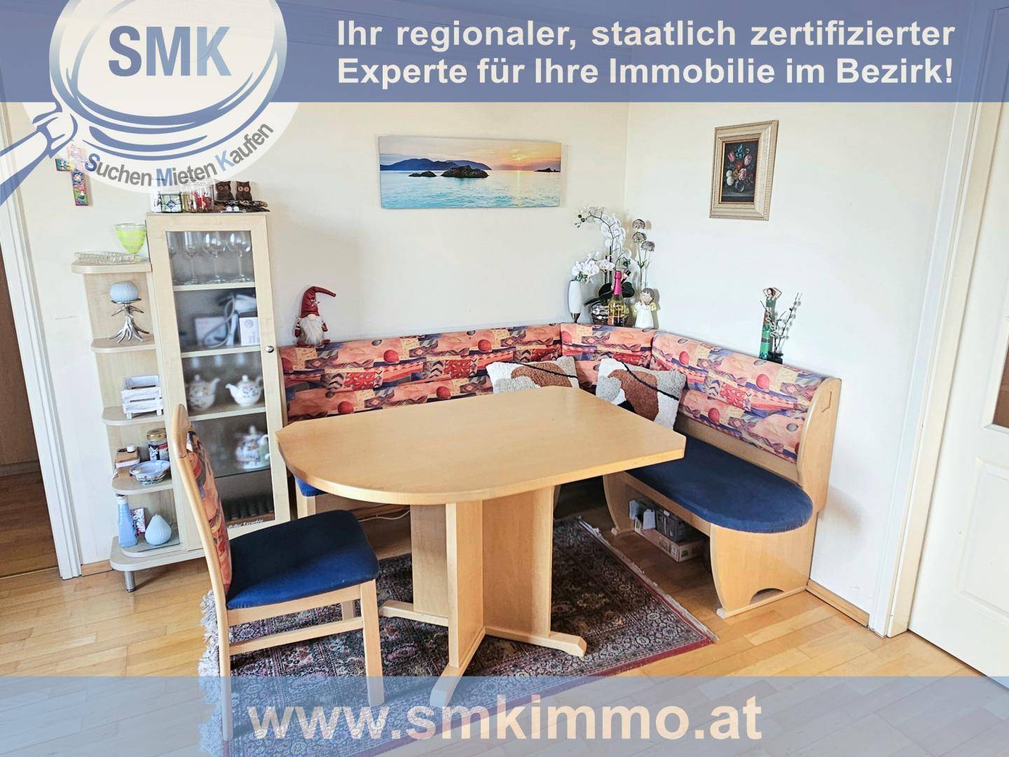 Heller Essbereich mit Holzeckbank, Esstisch und Vitrine für Geschirr.