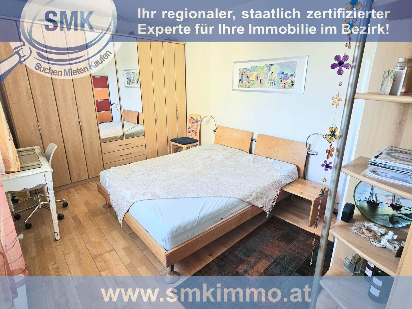 Schlafzimmer mit Holzbett, Parkettboden und großem Kleiderschrank mit Spiegeltüren.