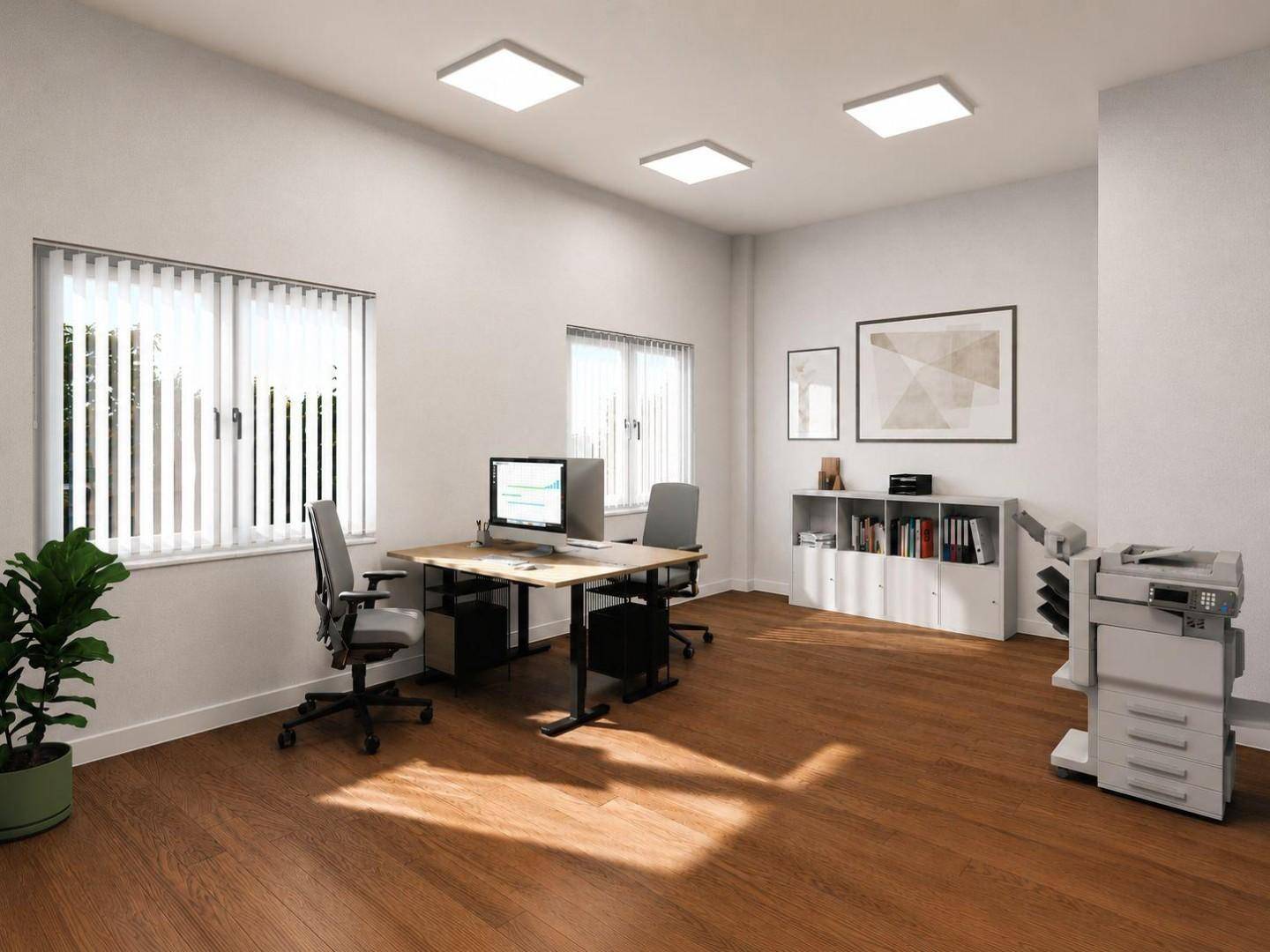 Modern eingerichtetes Büro mit Schreibtisch, Bürostühlen und Drucker in hellem Raum.