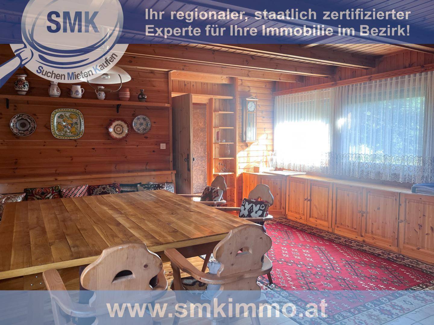 Großer Essbereich mit massivem Holztisch, Einbauschränken und traditioneller Dekoration.