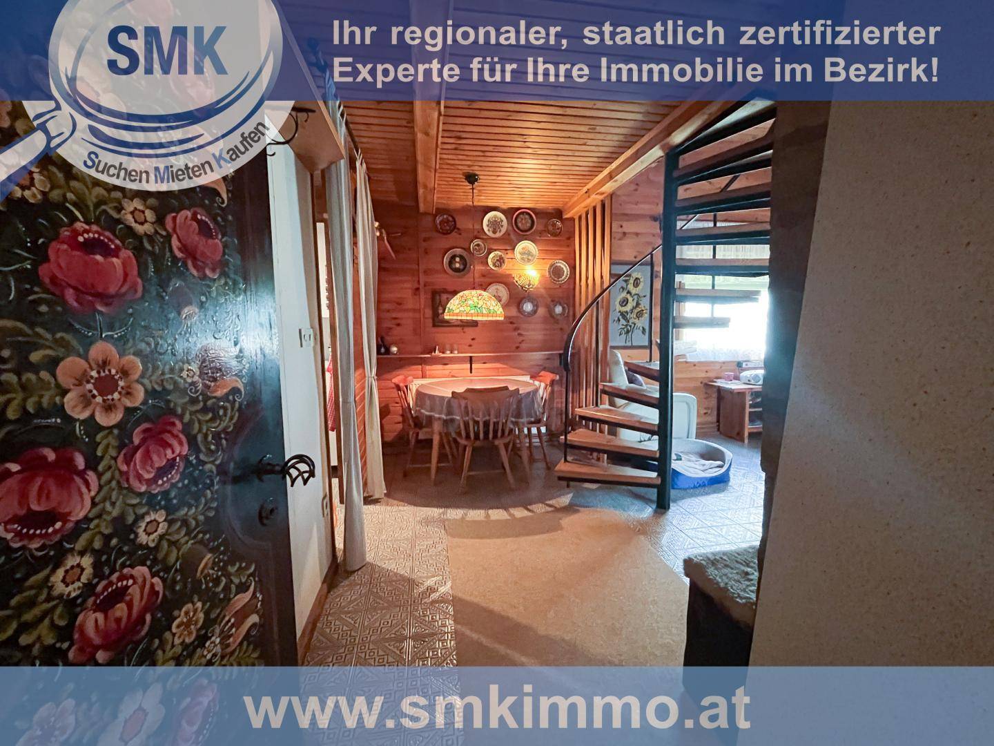 Rustikaler Essbereich mit Holzvertäfelung, Wendeltreppe und traditioneller Dekoration.