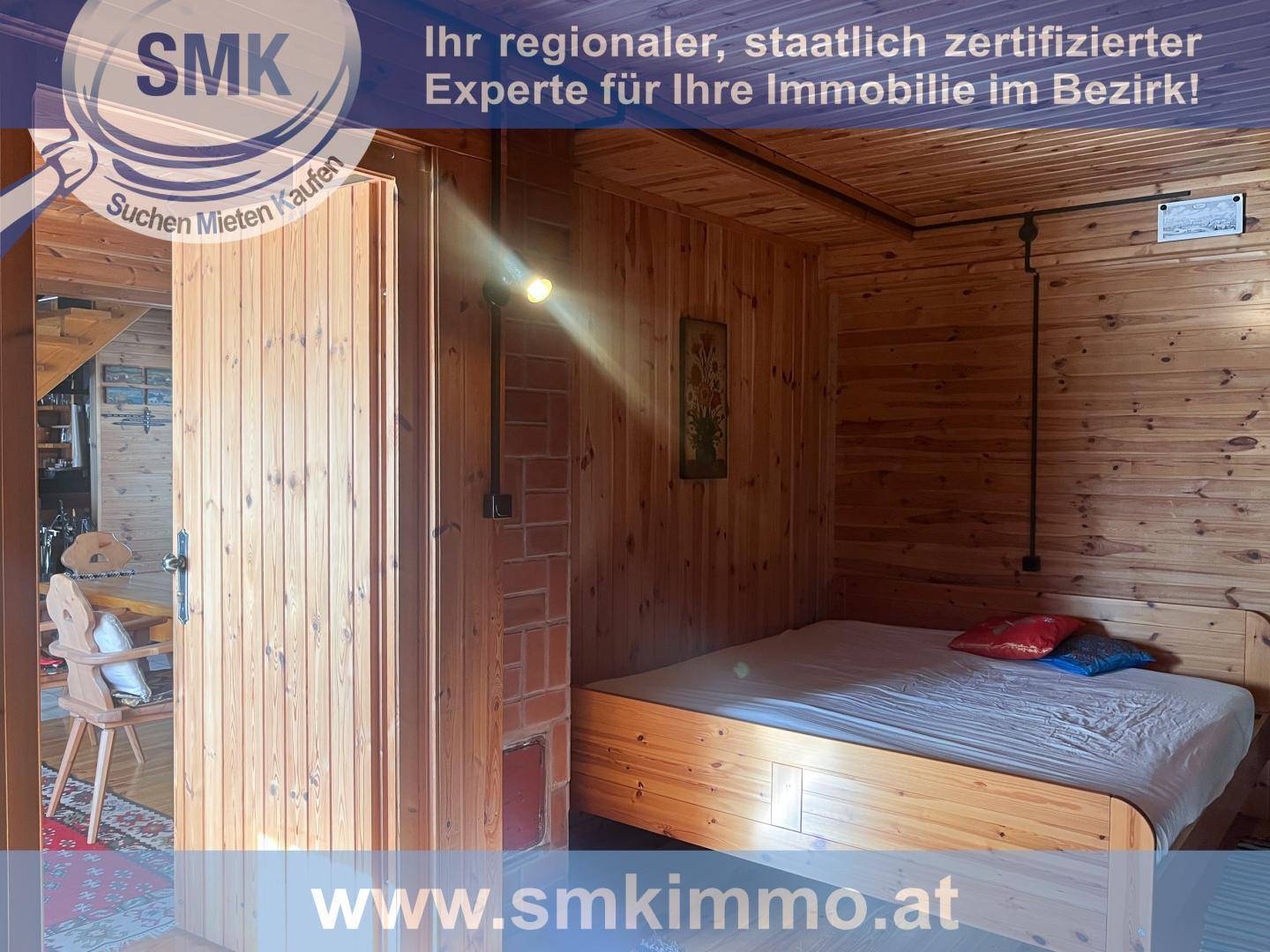 Gemütliches Schlafzimmer mit Holzbett und rustikaler Ziegelwand.