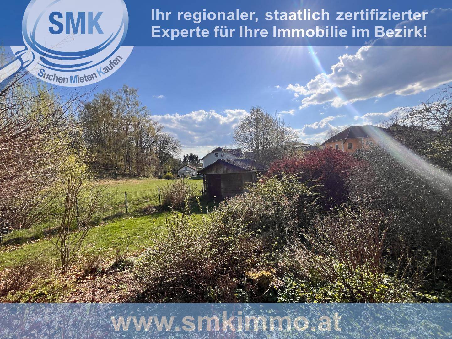 Idyllische Umgebung mit viel Grün und Blick auf das charmante Holzhaus.