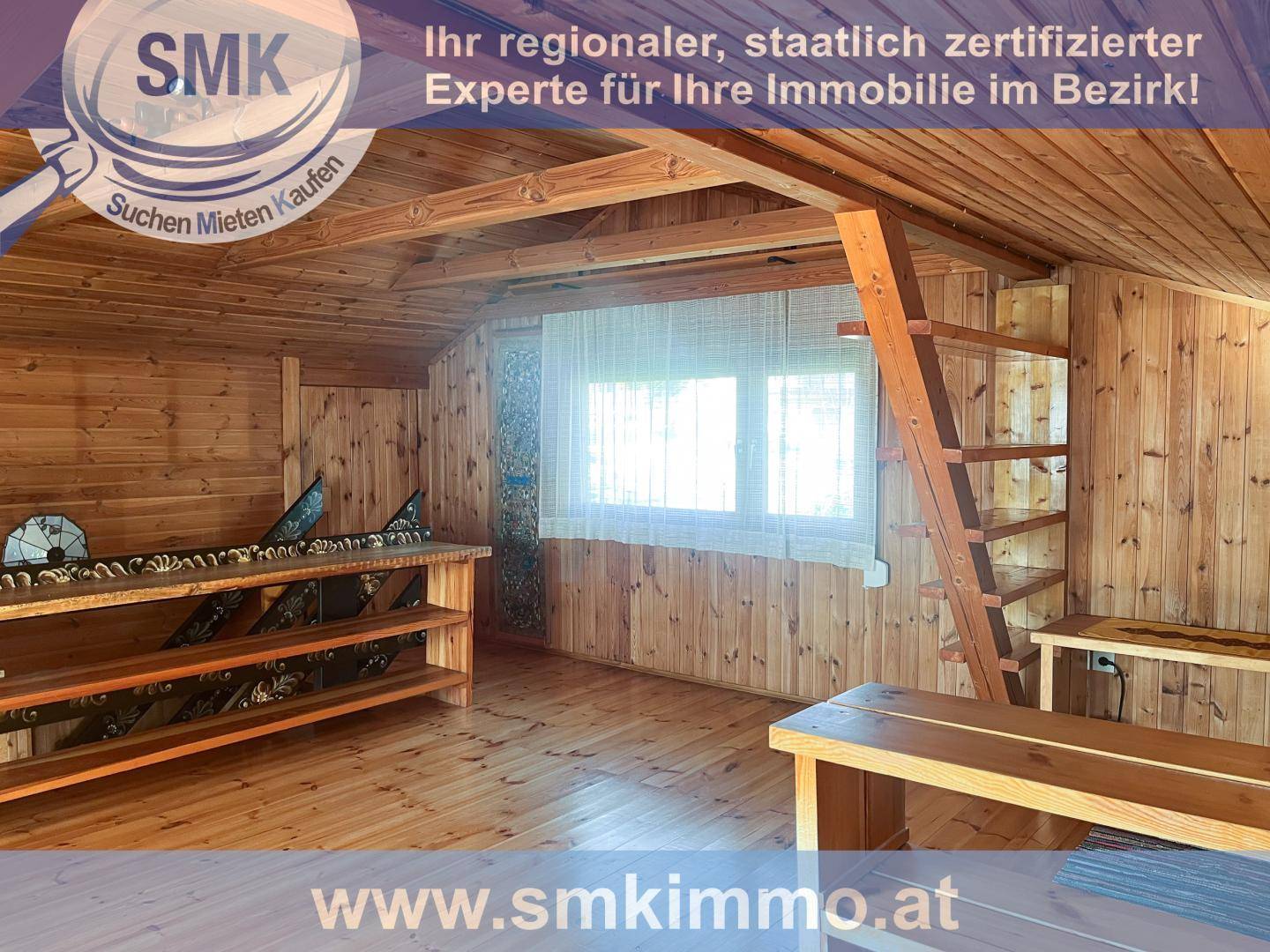 Heller Dachbodenraum mit Holzverkleidung, Fenster und Stauraum.