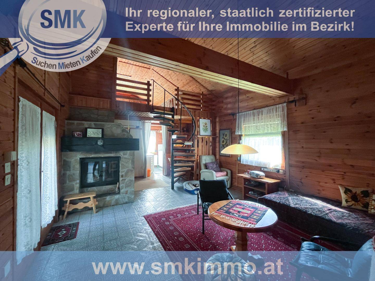 Geräumiger Wohnbereich mit Kamin, Sitzgelegenheiten und offener Wendeltreppe.