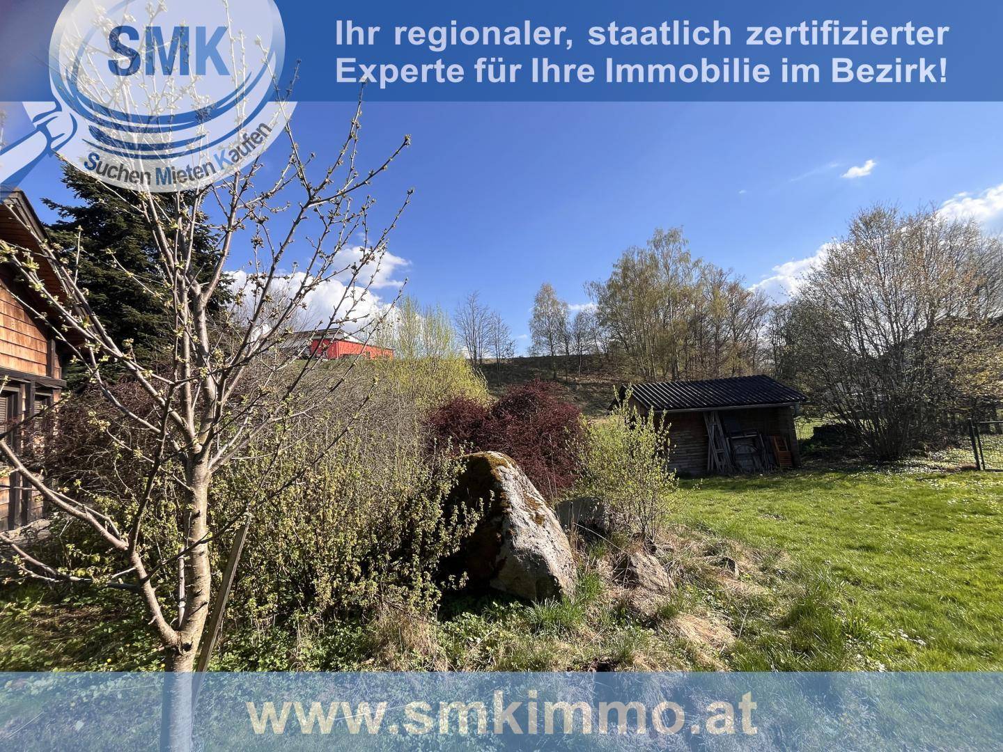 Großer Gartenbereich mit Schuppen, Bäumen und natürlicher Felsformation.