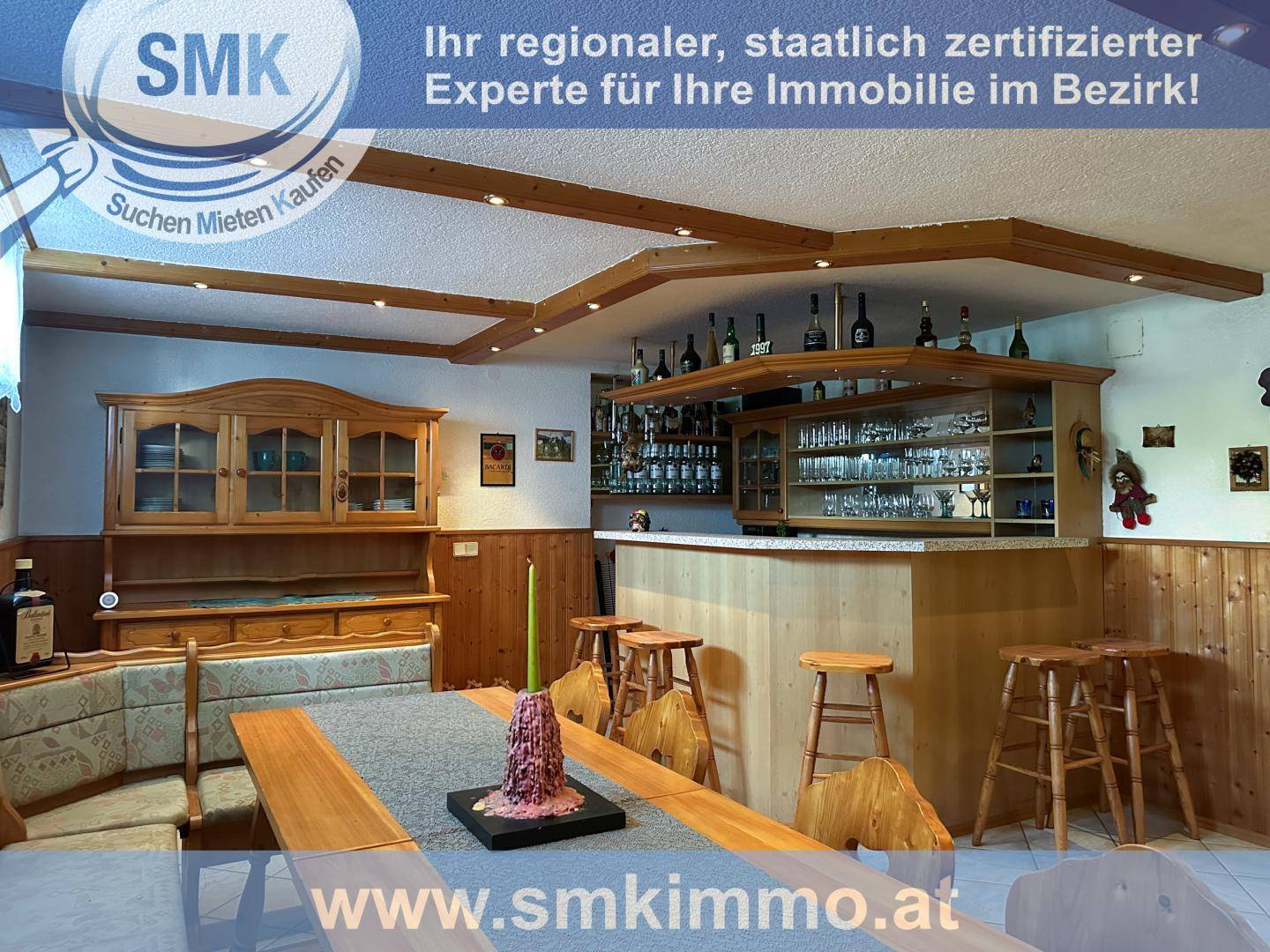 Gemütlicher Kellerraum mit Holzbar, rustikalen Möbeln und indirekter Beleuchtung.