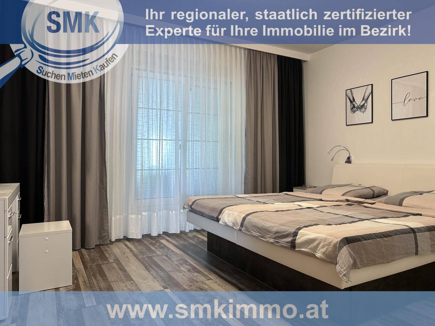 Helles Schlafzimmer mit Doppelbett, Laminatboden und großen Fenstern mit Vorhängen.