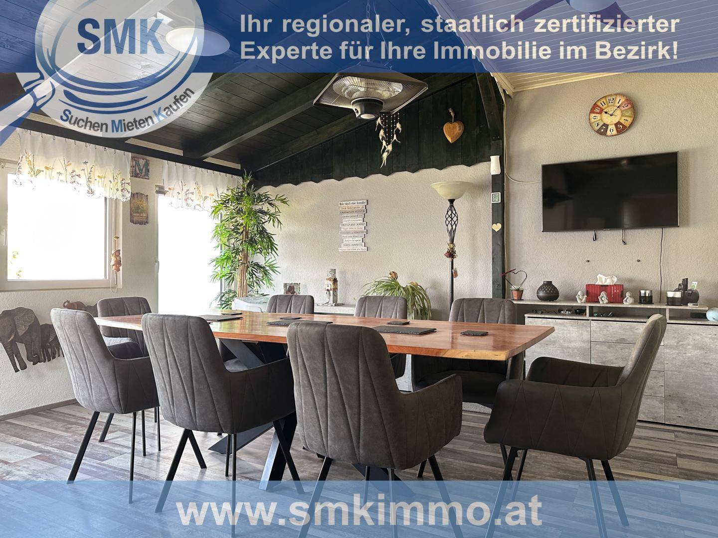 Geräumiger Essbereich mit großem Holztisch, bequemen Stühlen und Deckenbeleuchtung.