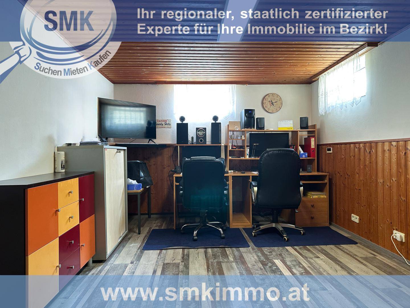 Funktionaler Kellerraum mit Holztäfelung, als Büro oder Hobbyraum nutzbar.