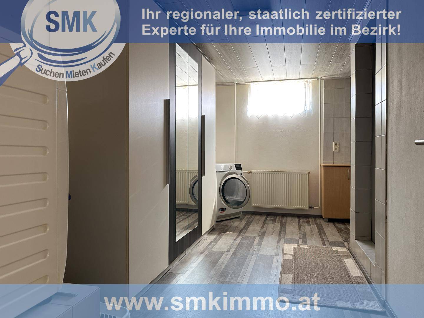 Praktischer Waschraum im Keller mit Waschmaschine, Trockner und Stauraum.
