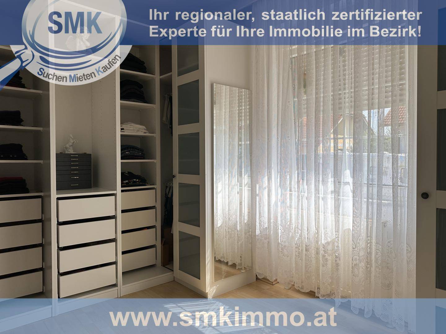 Praktischer begehbarer Kleiderschrank mit viel Stauraum und Spiegeltür.