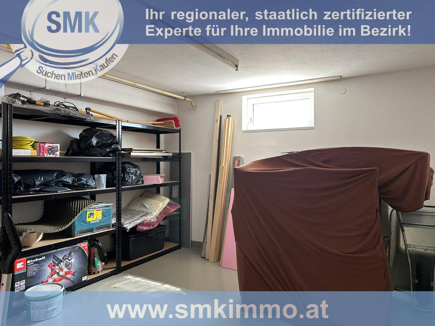 Kellerraum mit Regalen für Lagerzwecke und einem kleinen Fenster für Belüftung.