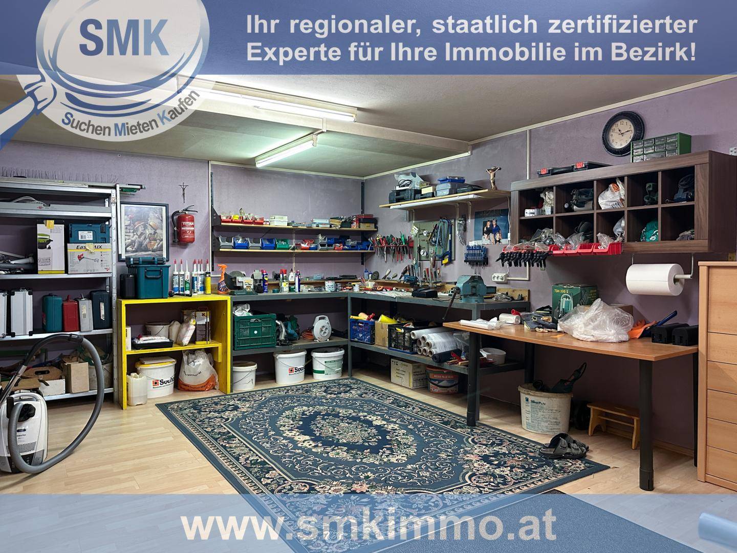 Geräumiger Werkstattraum im Keller mit Regalen, Werkbänken und Teppichboden.