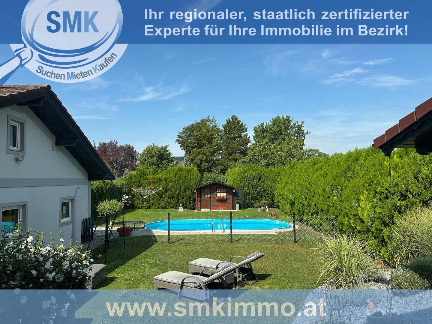 Weitläufiger Garten mit Swimmingpool, umgeben von Hecken und einem kleinen Gartenhaus.