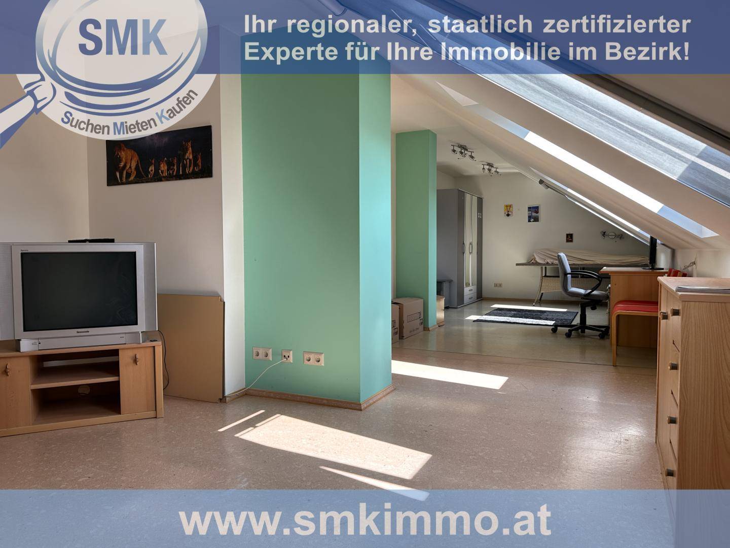 Heller Dachbodenbereich mit Laminatboden, Dachfenstern und vielseitiger Nutzungsmöglichkeit.
