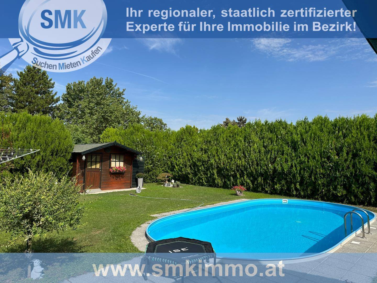 Gepflegter Gartenbereich mit ovalem Pool und einem charmanten Gartenhaus, umgeben von grünen Hecken.