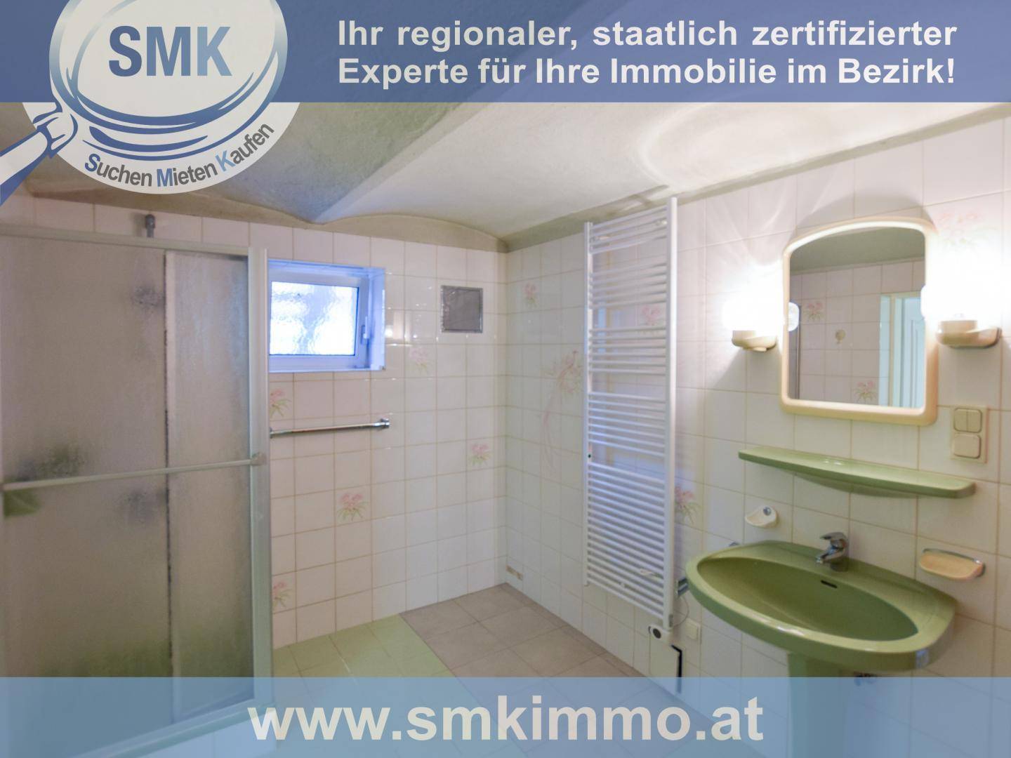 Badezimmer mit grüner Waschtisch, Duschkabine, weißen Fliesen und beheiztem Handtuchhalter.