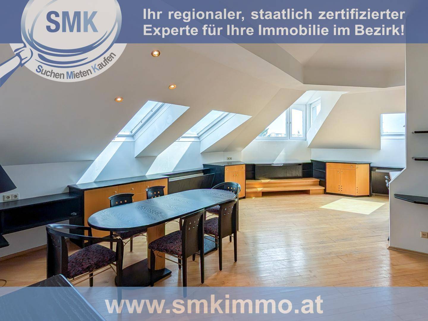Geräumiger Wohn-Essbereich im Dachgeschoss mit Holzboden, Esstisch und Dachfenstern.