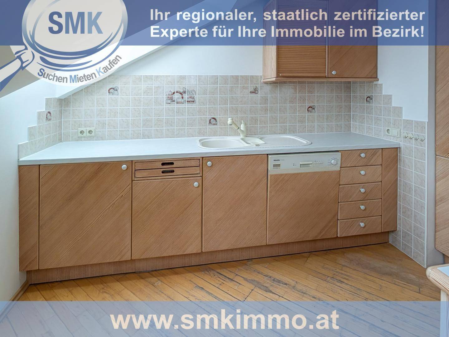 Einbauküche mit Holzfronten, Spüle, Geschirrspüler und gefliestem Fliesenspiegel.