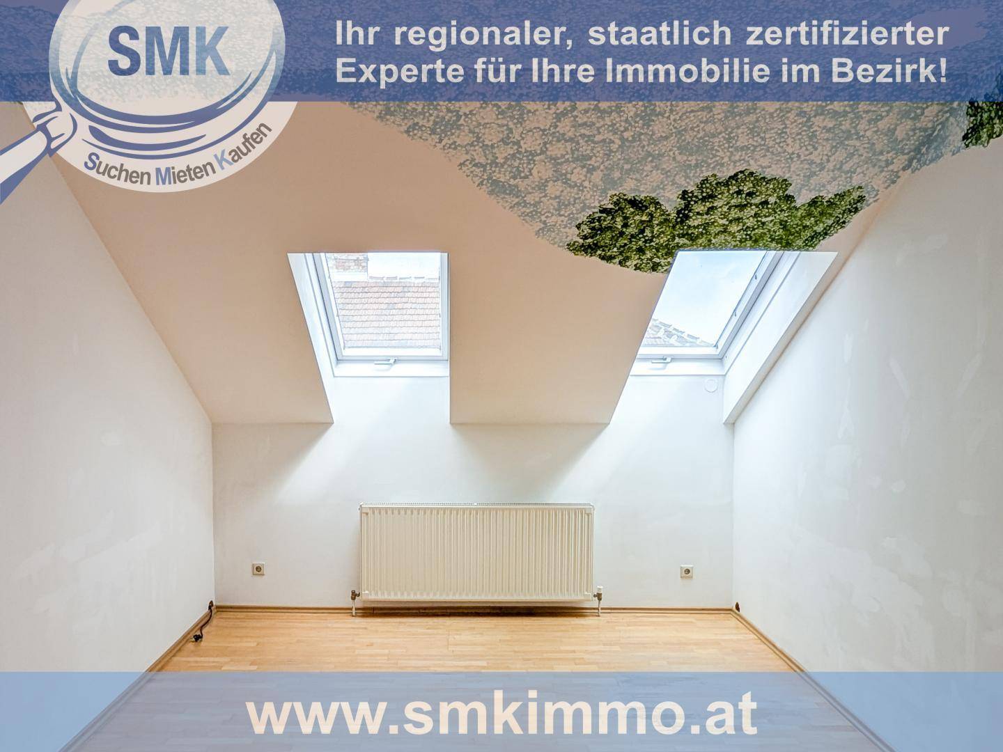 Heller Raum im Dachgeschoss mit Heizkörper, Holzboden und zwei Dachfenstern.