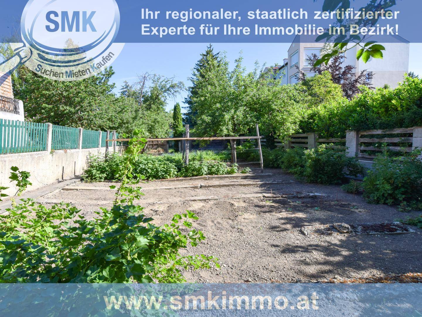 Angelegter Gemüsegarten mit vorbereiteten Beeten und jungen Pflanzen, umgeben von Grünflächen.