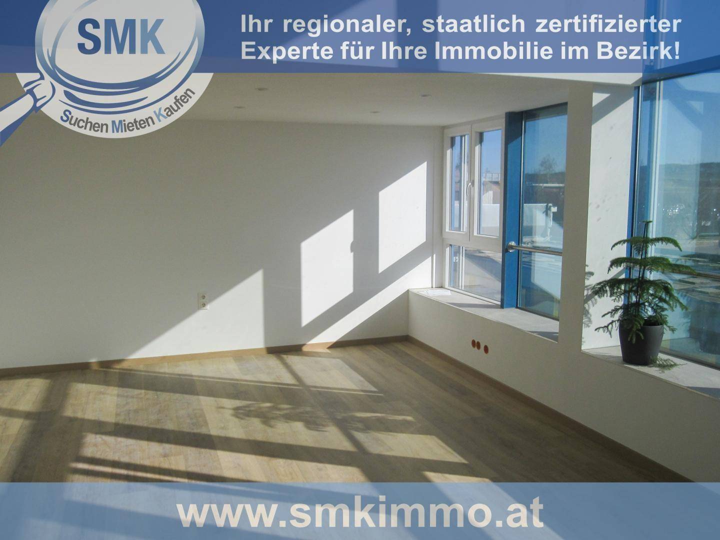 Sonniger Büroraum mit großen Fenstern, Holzboden und viel Tageslicht, perfekt für eine angenehme Arbeitsatmosphäre.