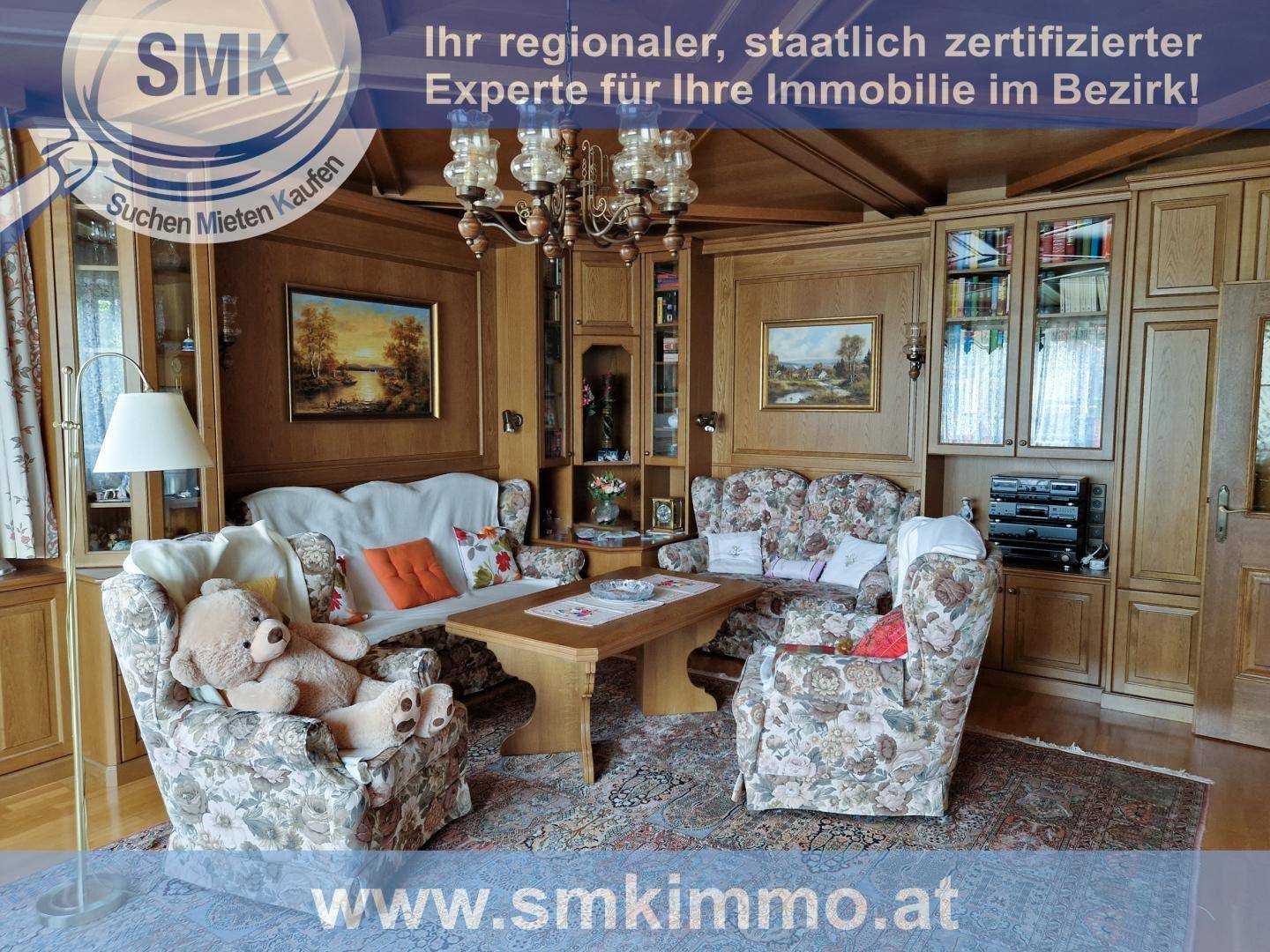 Traditionelles Wohnzimmer mit Holzvertäfelung, bequemen Sitzmöbeln und einem Couchtisch.