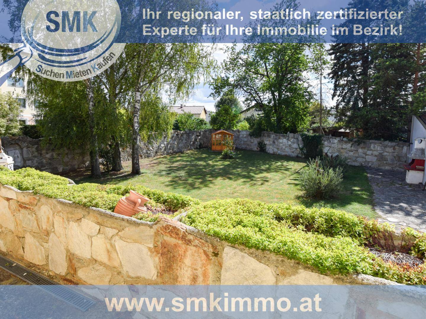 Gepflegter Gartenbereich mit Rasen, Bäumen und einem kleinen Gartenhaus im Hintergrund.