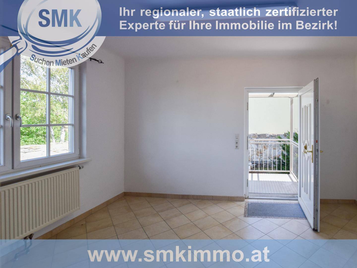Heller Raum mit Fliesenboden, großem Fenster und Zugang zu einem kleinen Balkon.