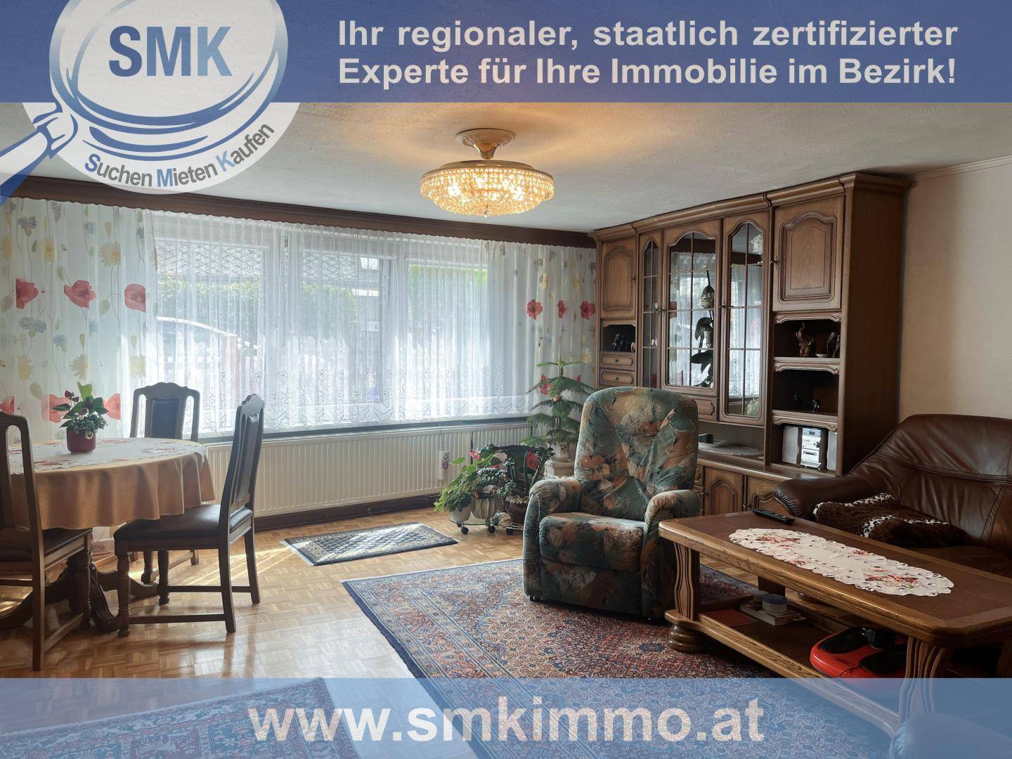 Geräumiger Wohn-Essbereich mit traditionellen Holzmöbeln, großem Fenster und Teppichboden.