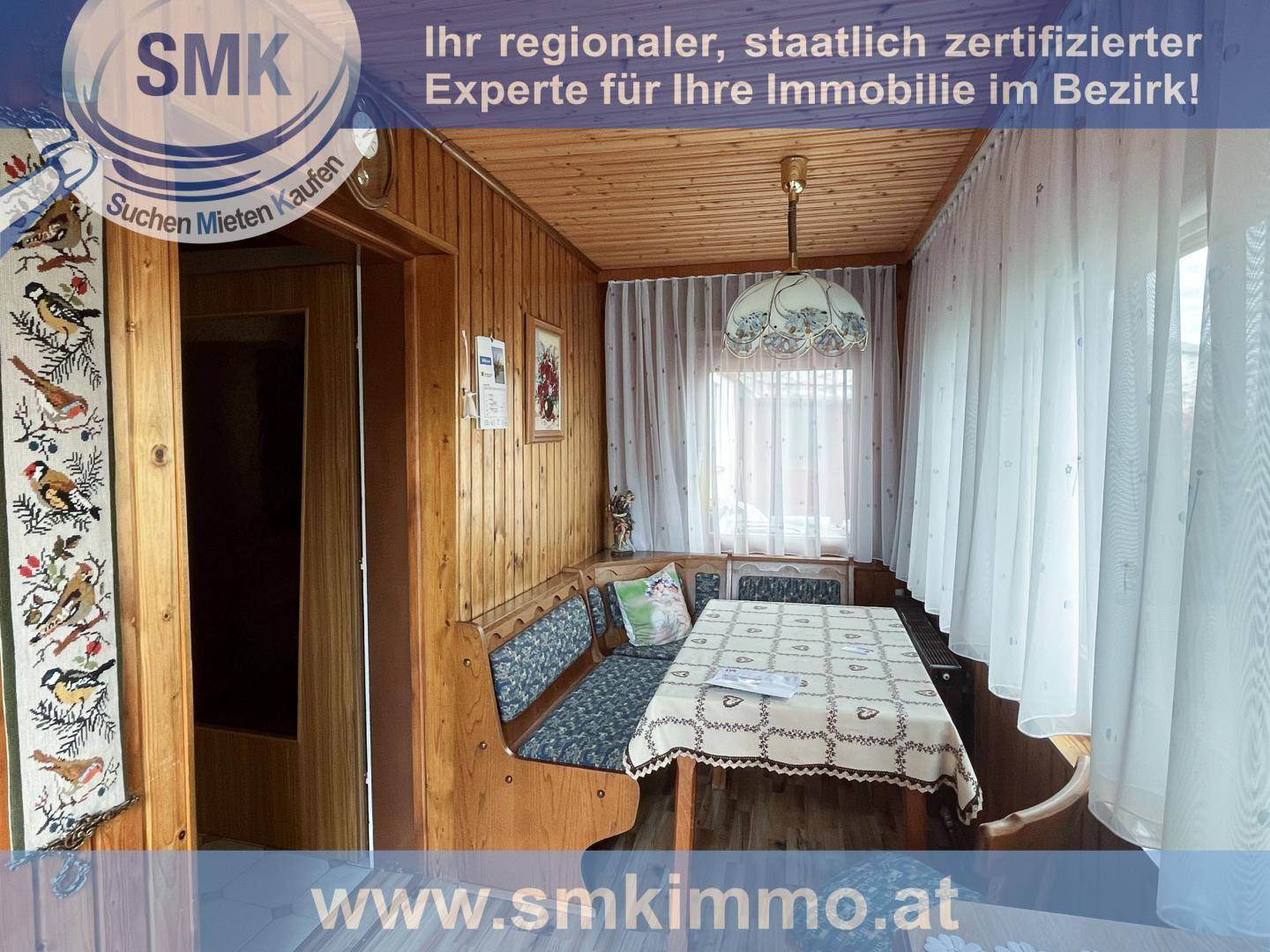 Gemütlicher Essbereich mit holzvertäfelten Wänden und Decke sowie traditioneller Eckbank.