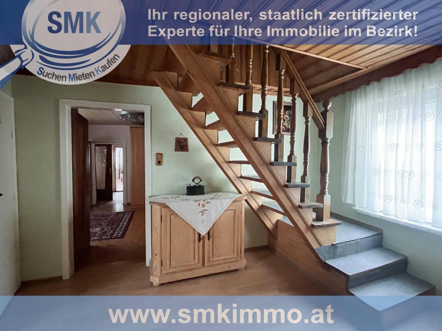 Flur mit einer Holztreppe, Holzdecke und einem kleinen Schrank im traditionellen Stil.