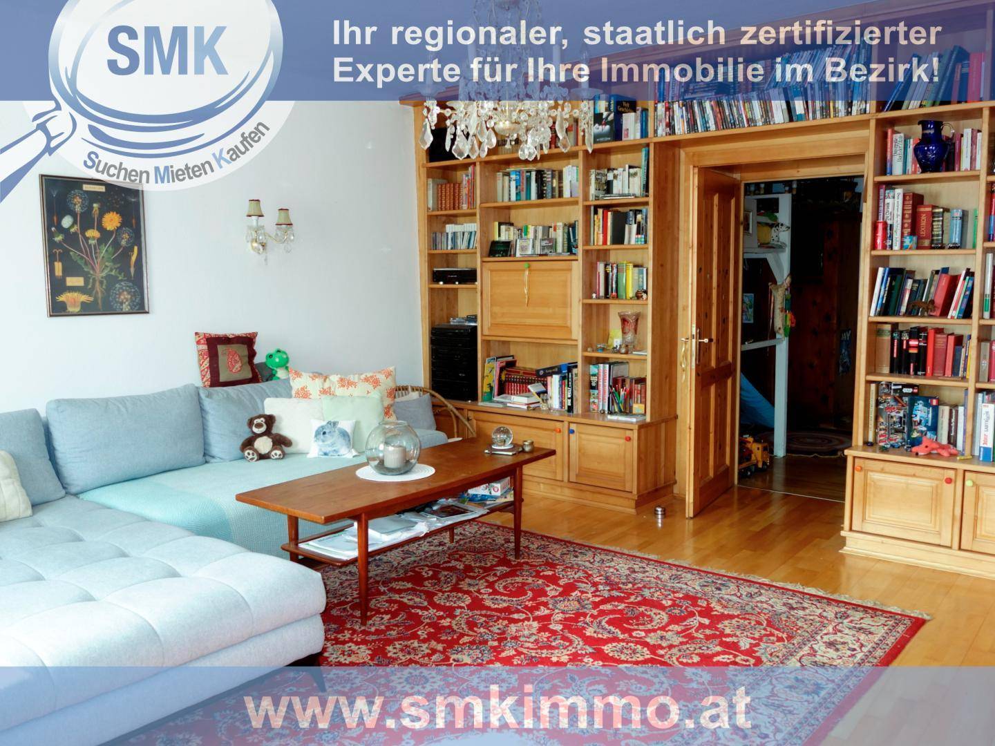 Gemütliches Wohnzimmer mit großem Sofa, Bücherregalen und traditionellem Teppich für entspannte Stunden.
