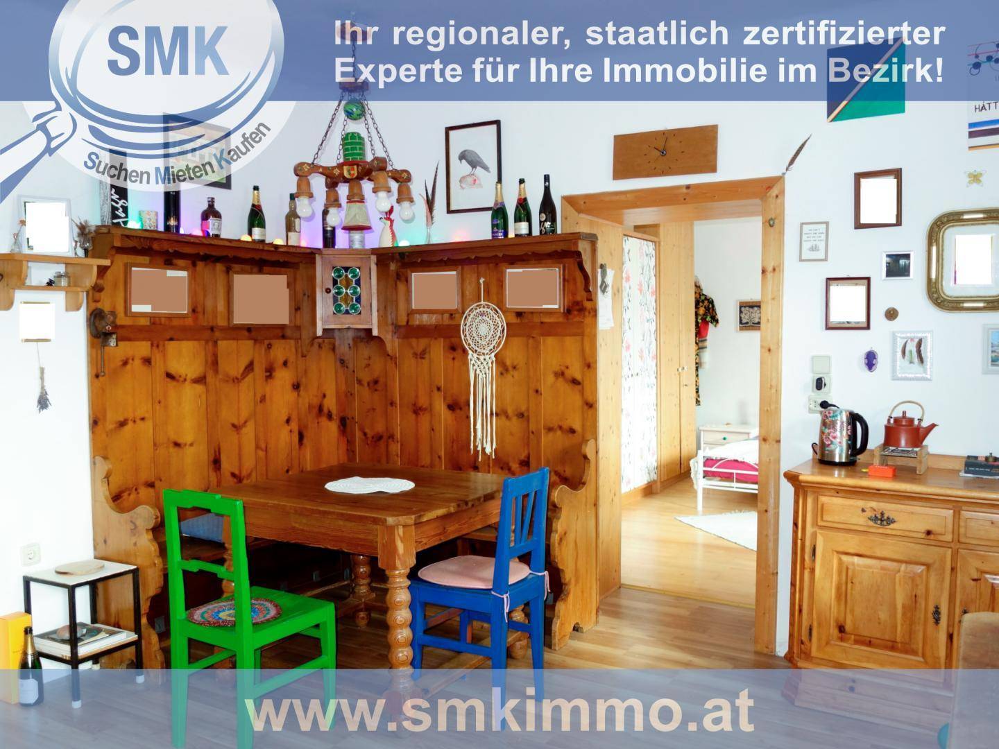 Gemütlicher Essbereich im traditionellen Stil mit Holztisch und bunten Stühlen in warmer Atmosphäre.