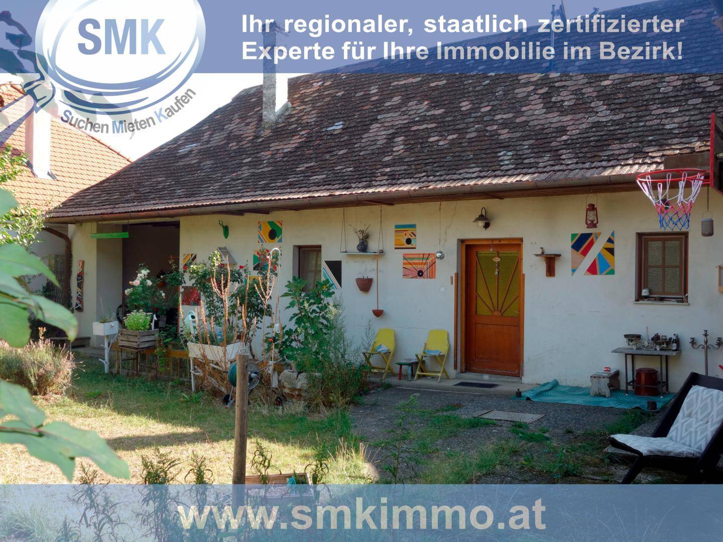 Gartenbereich hinter dem Haus mit überdachtem Sitzplatz und Basketballkorb für Freizeitaktivitäten.